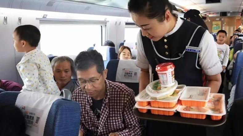 【早报】高铁外卖订餐今日开放,27个站点试点,支持微信支付宝